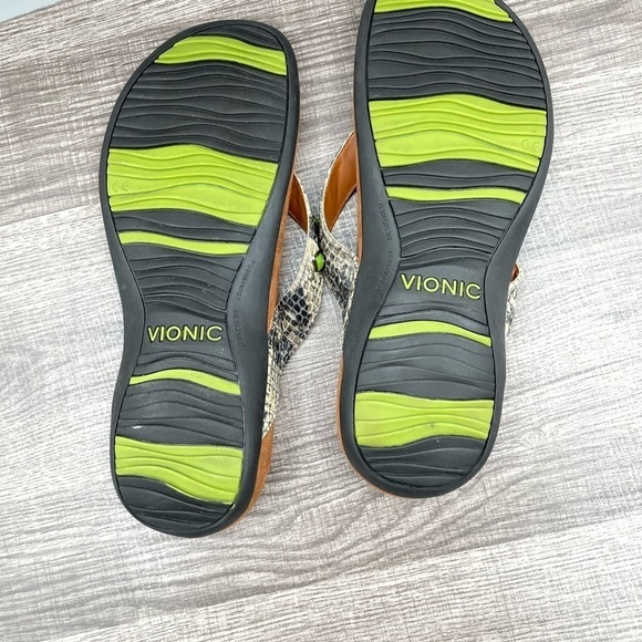Vionic arch support snake skin thong with green accents. 8 - Picture 7 of 7